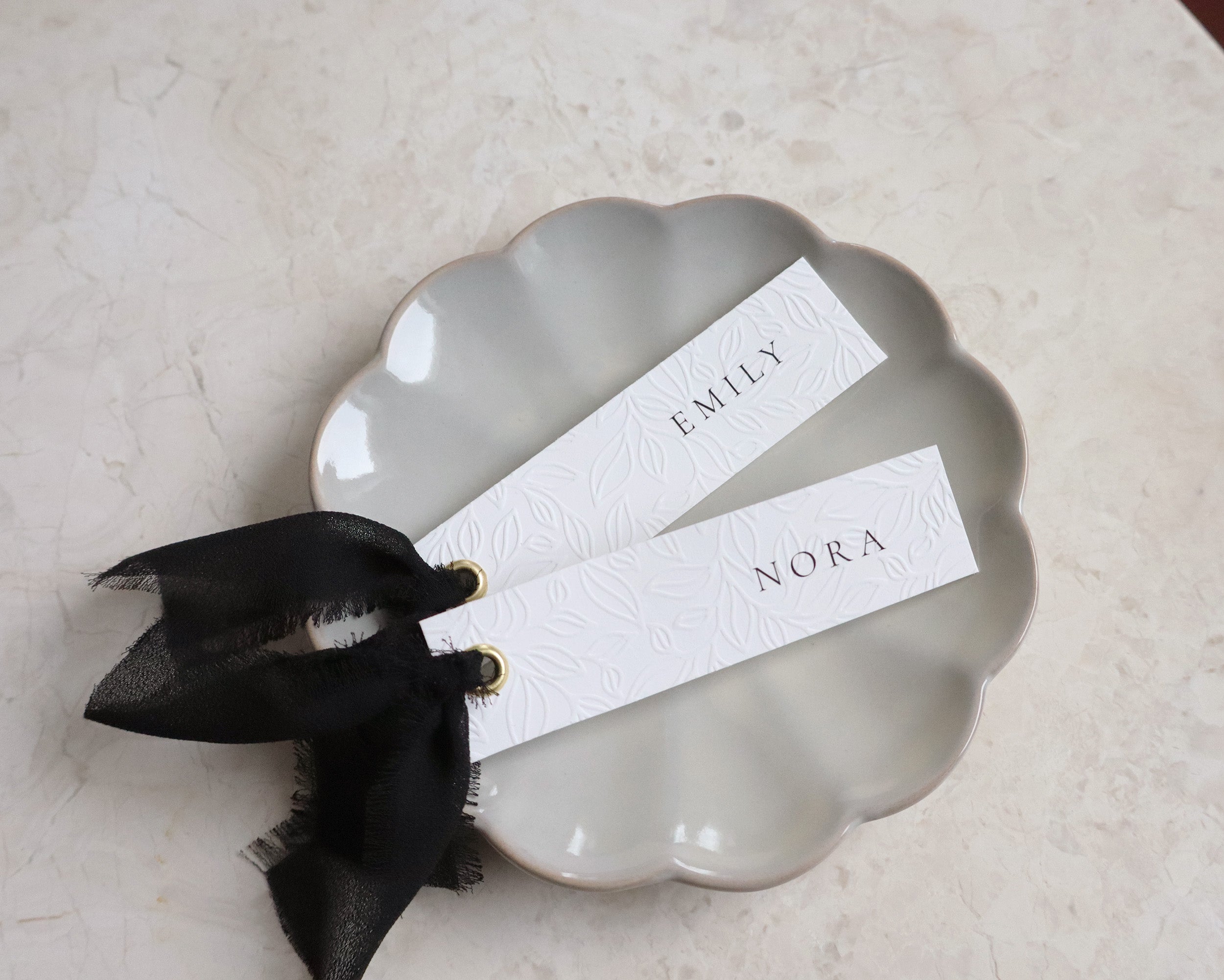 Bordkort med opphøyd preg og bånd