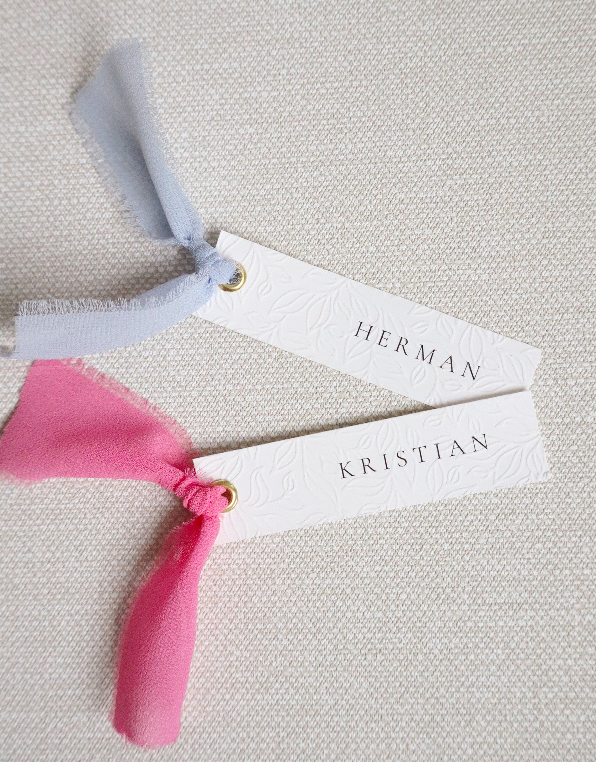 Bordkort med opphøyd preg og bånd