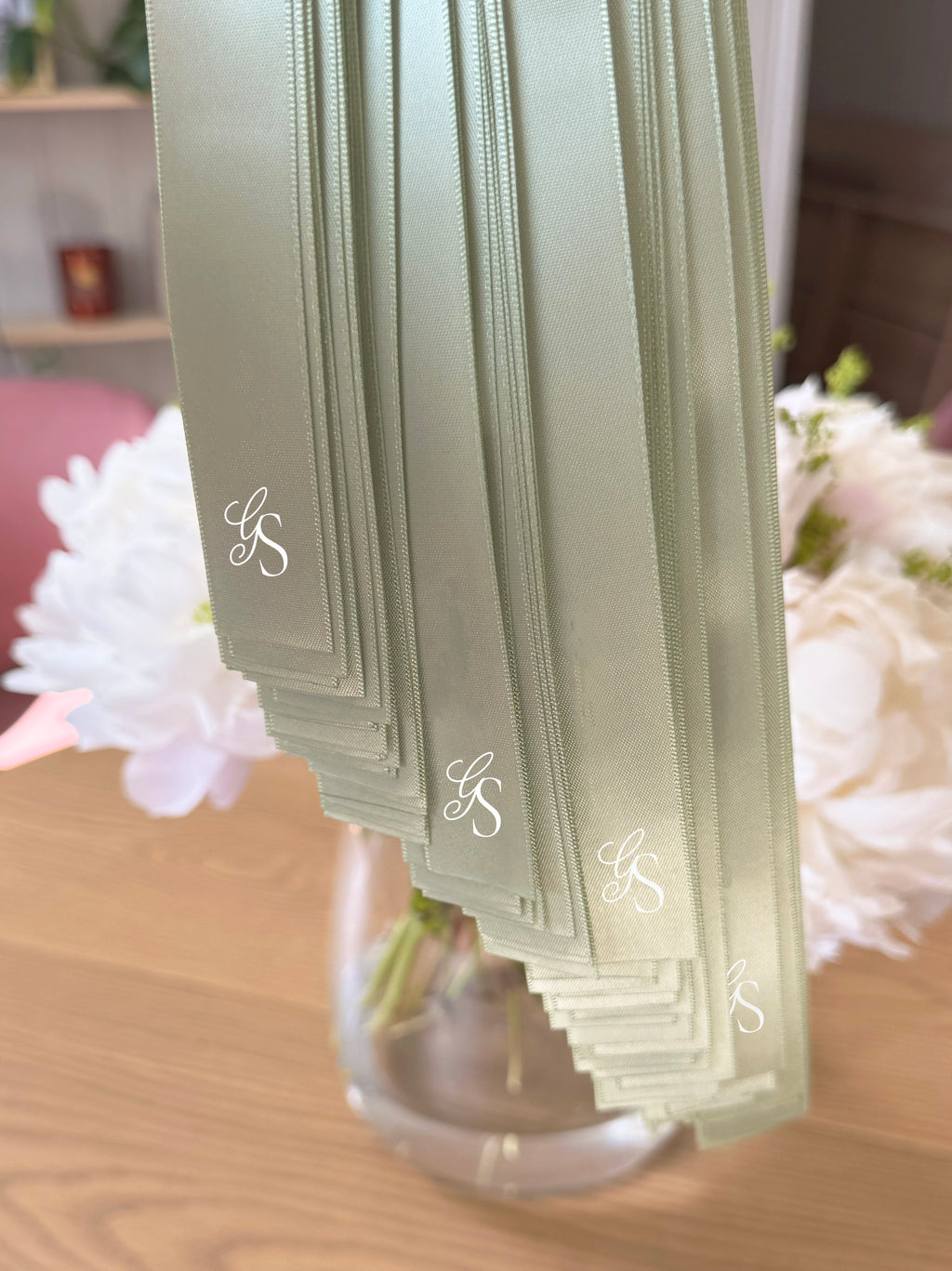 Tilpassede satengbånd med monogram